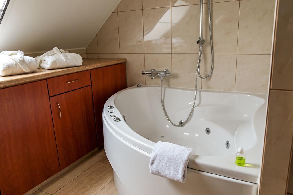 Hotel Wilgenhof Maaseik Εξωτερικό φωτογραφία